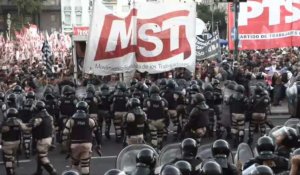 Argentine: la police fait face aux manifestants devant le Parlement