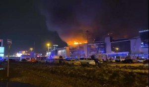 Attaque en Russie: les services d'urgence sur place, la salle de concert en feu (2)