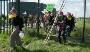 Des militants d'Extinction Rebellion entrent dans la raffinerie TotalEnergies de Donges