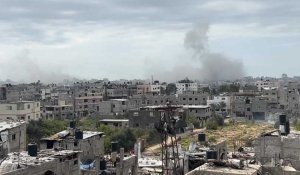 De la fumée s'élève après une frappe israélienne dans la ville de Gaza