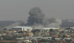Un gros nuage de fumée s'élève après une frappe sur Rafah