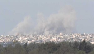 De la fumée s'élève depuis le sud de Gaza, vue d'Israël