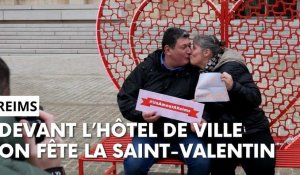 Devant l’hôtel de ville de Reims on fête la Saint-Valentin