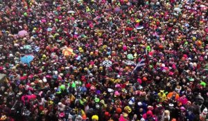 Carnaval de Dunkerque: une foule impressionnante au pied de l'hôtel de ville pour le jet de harengs