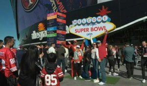 Les fans arrivent au stade Allegiant du Super Bowl à Las Vegas
