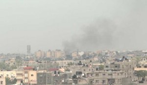 Nuages de fumée après des frappes sur Khan Younès, vus de Rafah