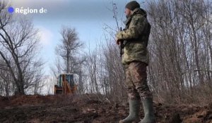 Face aux attaques russes, les soldats ukrainiens creusent des tranchées