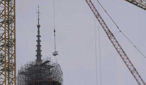 Notre-Dame de Paris: le démontage de l'échafaudage de la flèche a commencé