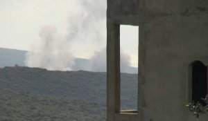 De la fumée s'élève après une frappe sur un village frontalier du Liban