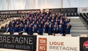 VIDÉO. Photo de famille pour les bénévoles et les arbitres de l'Open 12 de tennis d'Auray