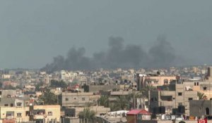 De la fumée s'élève après des frappes sur Khan Younès à la veille du ramadan