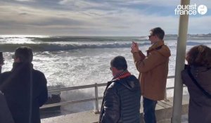 VIDÉO. Les grandes marées attirent la foule à Saint-Gilles-Croix-de-Vie 