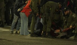 Tel-Aviv: Les forces israéliennes évacuent un homme d'une manifestation anti-gouvernementale