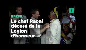 Emmanuel Macron remet la Légion d’honneur au chef autochtone Raoni en pleine forêt tropicale