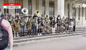 VIDÉO. Carnaval étudiant de Caen : l’ambiance monte avec la fanfare deux heures avant le départ 
