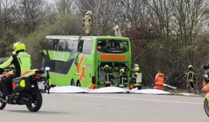 Allemagne: police et pompiers sur le site de l'accident d'un car qui a fait au moins 5 morts