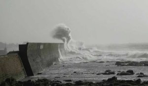 Tempête Nelson: forte houle sur la côte du Finistère