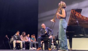 Le musicien Jean-François Zygel dirige une séance d'improvisation avec les élèves du conservatoire d'Alès