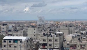 Des panaches de fumée s'élèvent dans le ciel de Rafah
