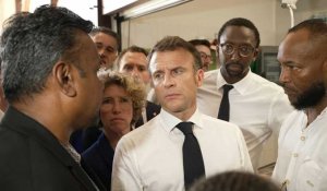 Guyane: Emmanuel Macron en visite au marché aux poissons de Cayenne