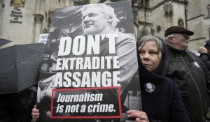 Un tribunal britannique retarde l'extradition vers les États-Unis de Julian Assange