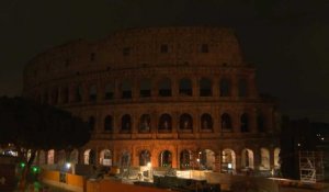 Italie : Le Colisée de Rome s'éteint pour "Earth Hour"