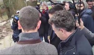 Gabriel Attal et Christophe Béchu visitent le site de construction d'une digue après les inondations à Blendecques, dans l'Audomarois