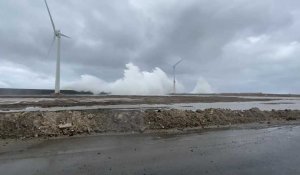 A Boulogne-sur-Mer, des images impressionnantes sur la digue Carnot au passage de la depression Pierrick