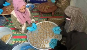 A Rafah, des bénévoles préparent des pâtisseries traditionnelles pour l'Aïd