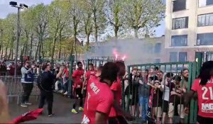 Les supporters molenbeekois étaient présents à la sortie du stade malgré le huis clos