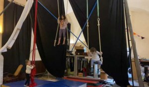 Un stage de cirque dans les locaux de Chakana, à Millau