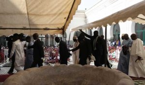 Le président nouvellement élu du Sénégal assiste à la prière de l'Aïd al-Fitr à Dakar