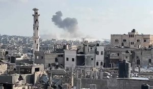 Des nuages de fumées s'élèvent au-dessus de la ville de Gaza après des frappes