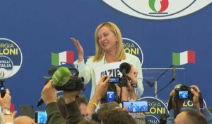 Italie: Giorgia Meloni arrive sur scène pour un discours après sa victoire