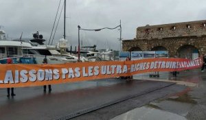 Mega-yachts: des militants d'Attac bloquent le quai des milliardaires à Antibes