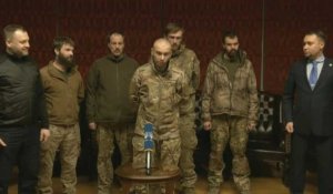Des prisonniers ukrainiens libérés parlent avec Zelensky
