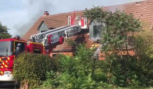 Sailly-sur-la-Lys : le feu couve sous la toiture d'une habitation