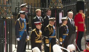 La famille royale observe le cercueil d'Elizabeth II à sa sortie de l'abbaye de Westminster