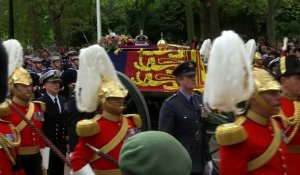La procession du cercueil de la reine Elizabeth II atteint le Mall à Londres