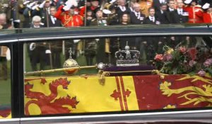 Le cercueil de la reine Elizabeth II part pour Windsor en corbillard