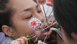 Thaïlande: le piercing extrême, rituel d'un festival très populaire