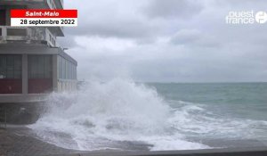 VIDÉO. Marée d’automne à Saint-Malo : de belles vagues sous la grisaille