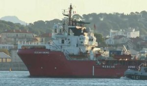 Le navire Ocean Viking entre dans le port militaire de Toulon avec 230 migrants à son bord