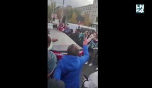 Chants et cris de victoire à l'arrivée de militaires ukrainiens dans Kherson