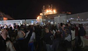 Des Italiens protestent devant le navire Geo Barents au centre d'un blocage