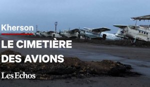 L'aéroport de Kherson, cimetière d'avions et de véhicules blindés après le retrait des Russes