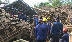 Les secours continuent les recherches de survivants après le séisme en Indonésie