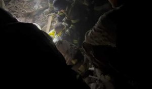 Ukraine: les secours sortent un homme des décombres d'une maternité bombardée
