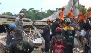 Les secours à la recherche de survivants après le séisme meurtrier en Indonésie