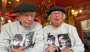 Reims : Geneviève et Kees font le Tour de France en uniforme d’écolier